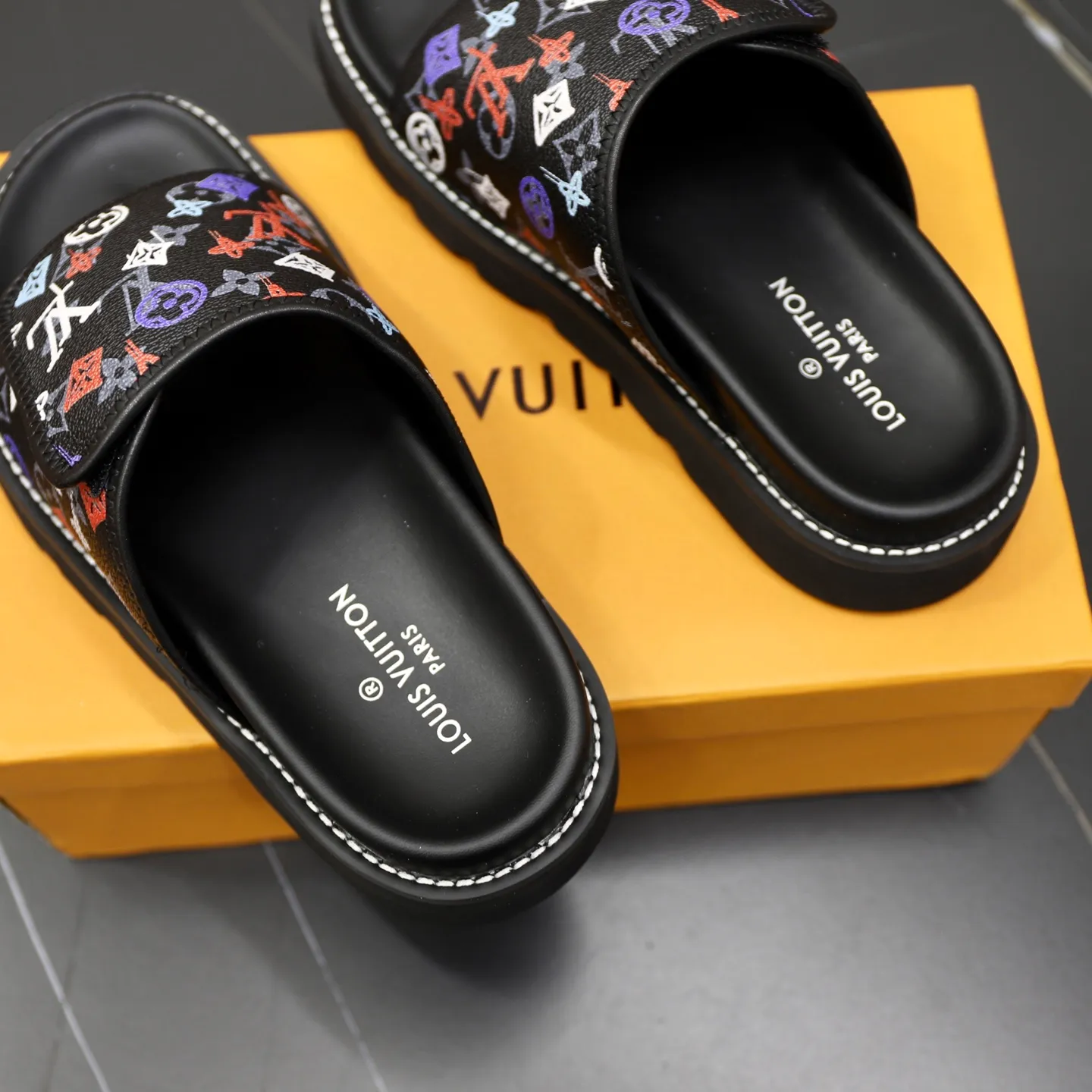 Ex-factory price: 320💰🙅‍♂️🙅‍♂️🙅‍♂️ Brand: LV Louis Vuitton Standard code: 38-45 Grade: Same as the official website Material: Original material design Original rubber wear-resistant molded outsole Style category: Men's fashion sandals Distinguished luxury brand elements Top luxury Color: Actual picture color